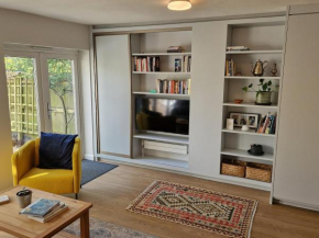 Quiet Spacious House with Parking & Secure Garden